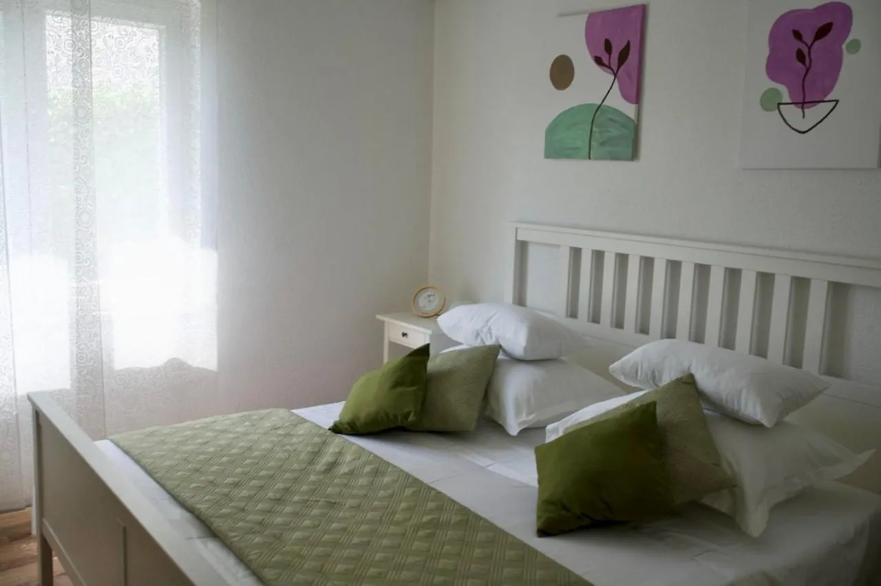 Big Beachfront Apartment Smokvica In Trogir