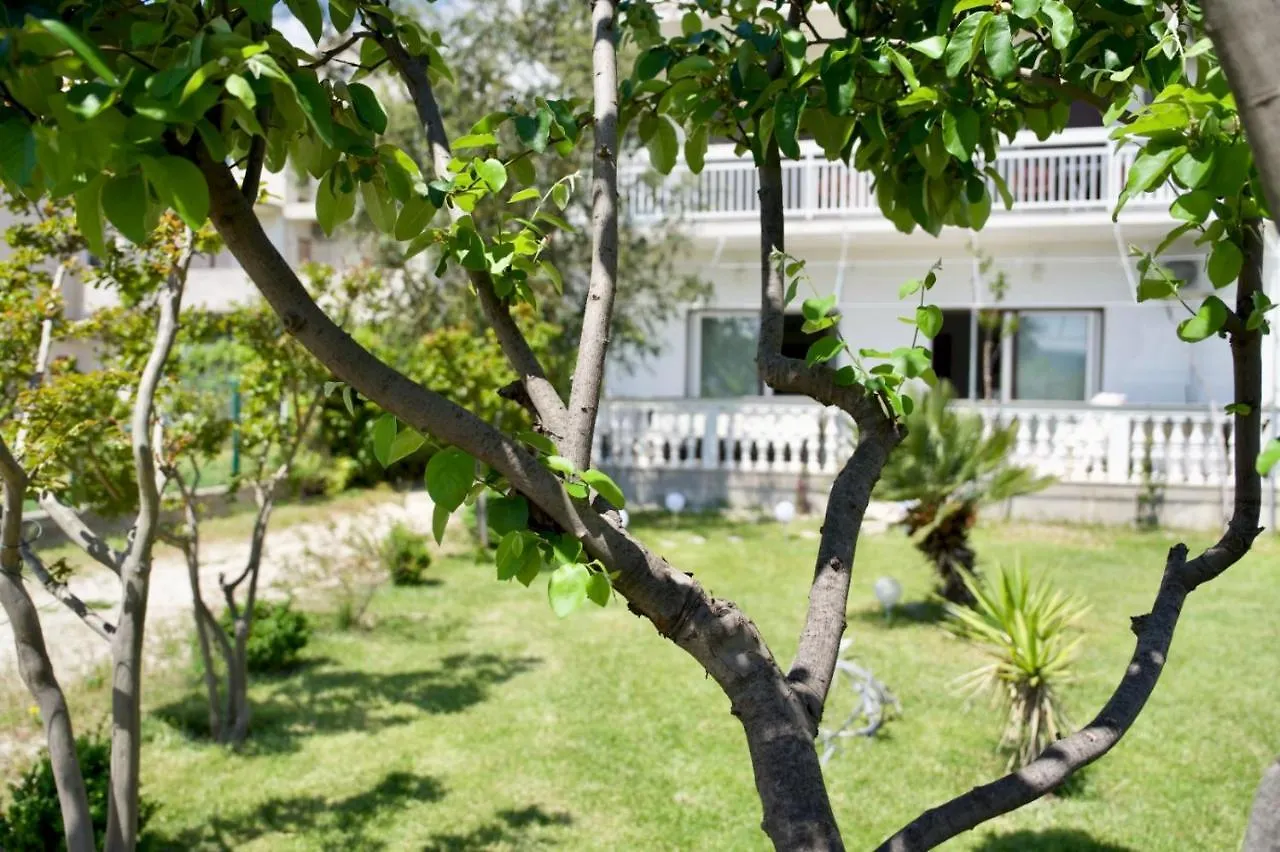 Big Beachfront Apartment Smokvica In Trogir