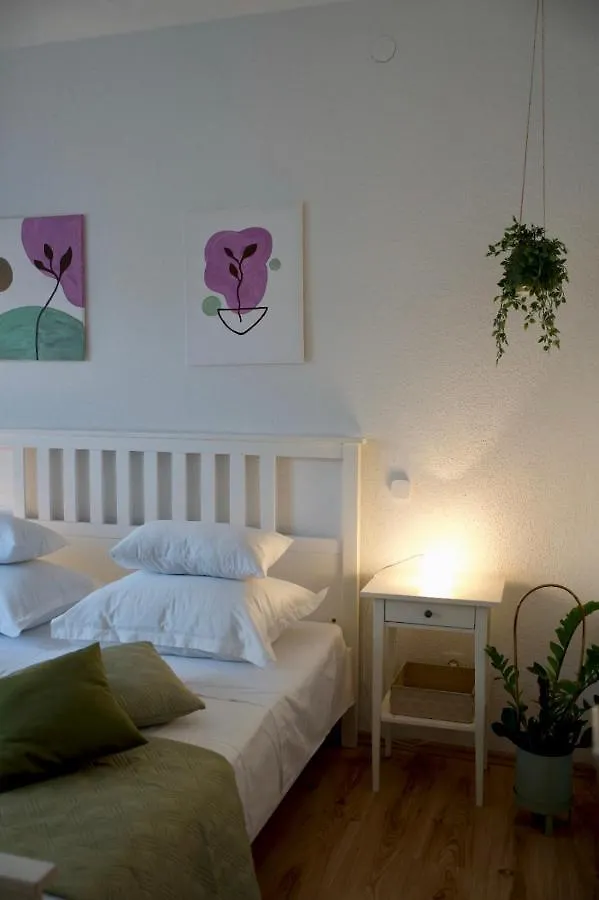 Big Beachfront Apartment Smokvica In Trogir