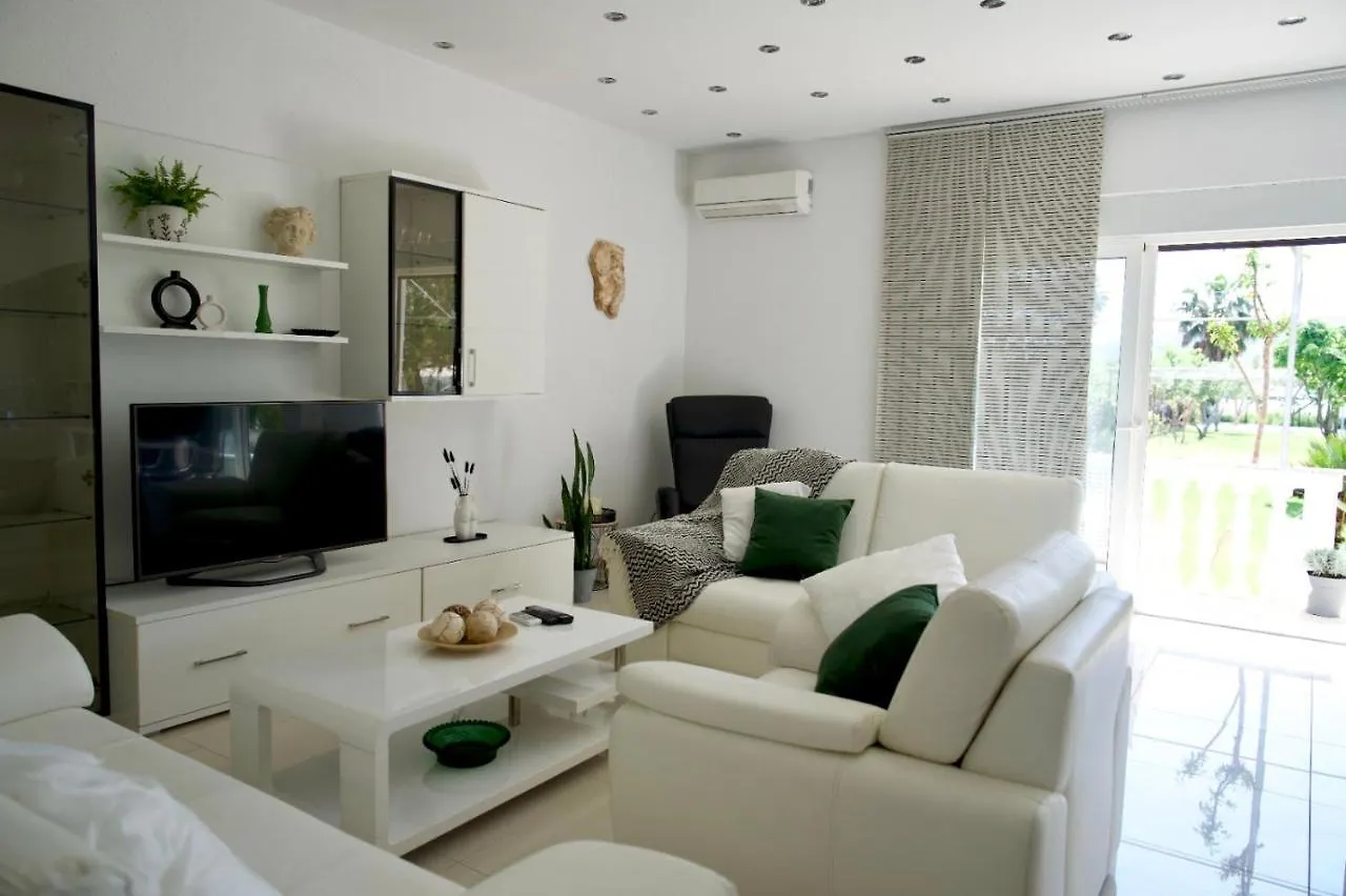 Big Beachfront Apartment Smokvica In Trogir