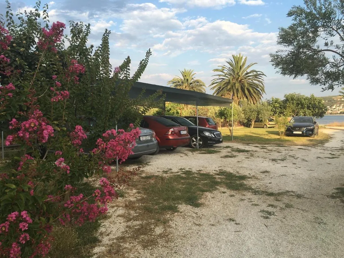 Big Beachfront Apartment Smokvica In Trogir
