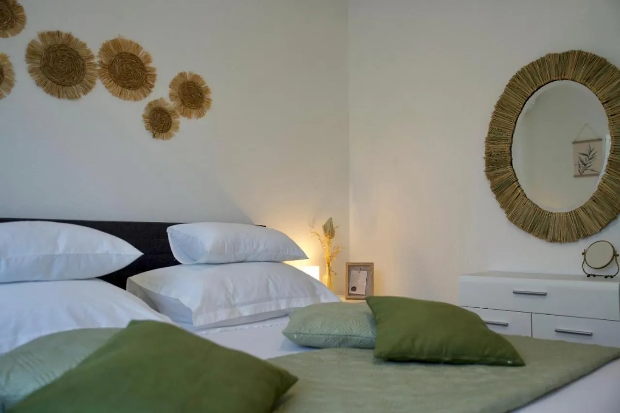Big Beachfront Apartment Smokvica In Trogir