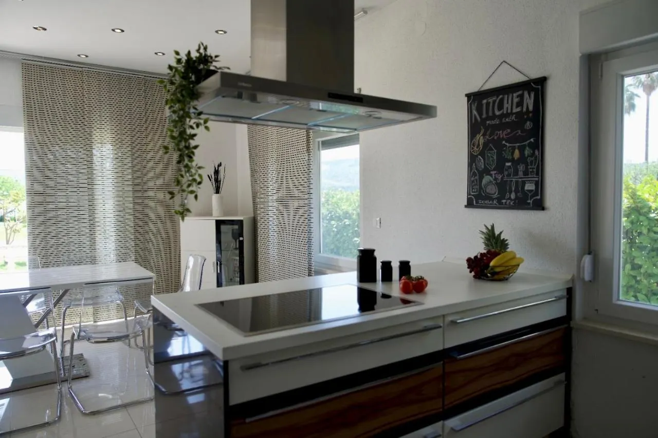 Big Beachfront Apartment Smokvica In Trogir