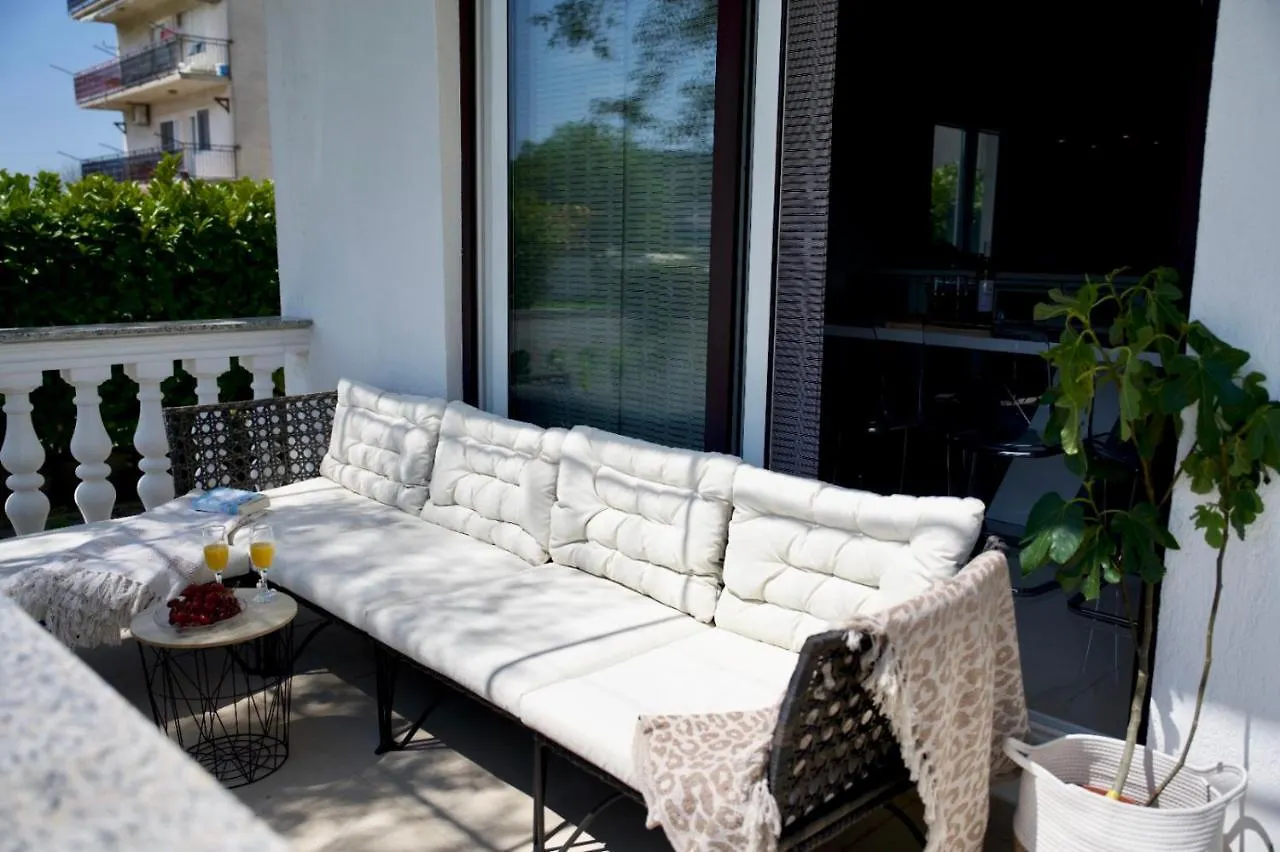 Big Beachfront Apartment Smokvica In Trogir 0*,