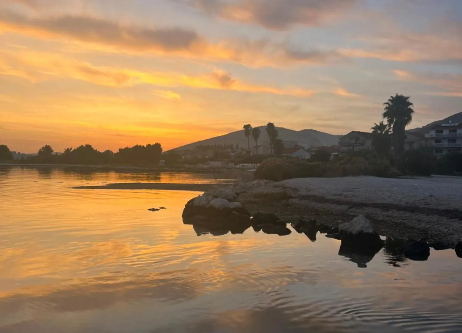 Big Beachfront Apartment Smokvica In Trogir