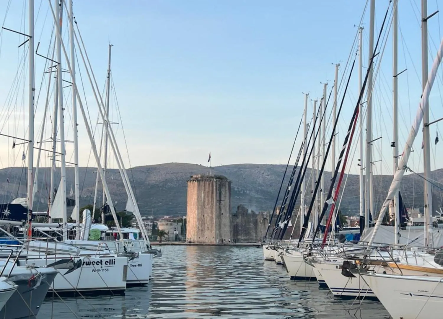 Big Beachfront Apartment Smokvica In Trogir 0*,