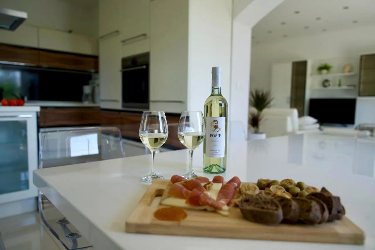 Big Beachfront Apartment Smokvica In Trogir