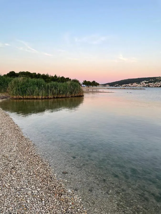 Big Beachfront Apartment Smokvica In Trogir 0*,