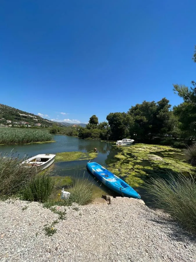 Big Beachfront Apartment Smokvica In Trogir