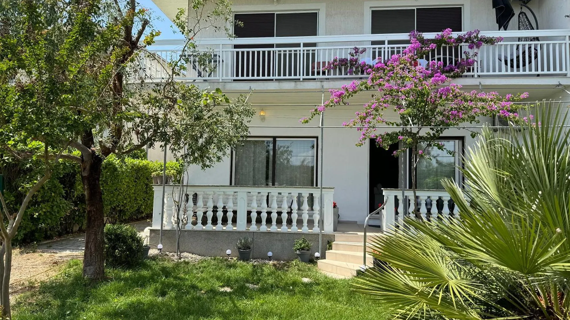 Big Beachfront Apartment Smokvica In Trogir