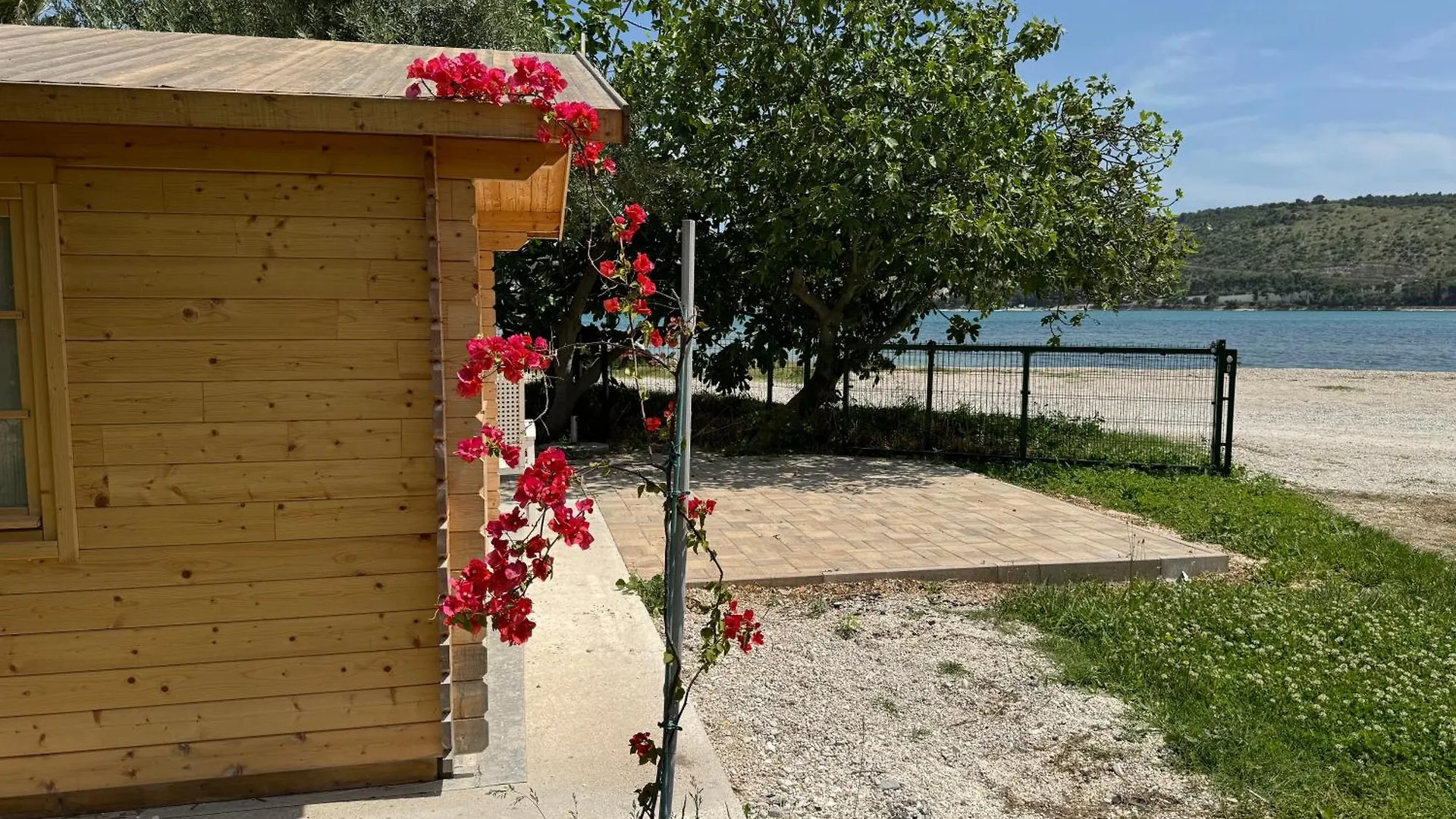 Big Beachfront Apartment Smokvica In Trogir