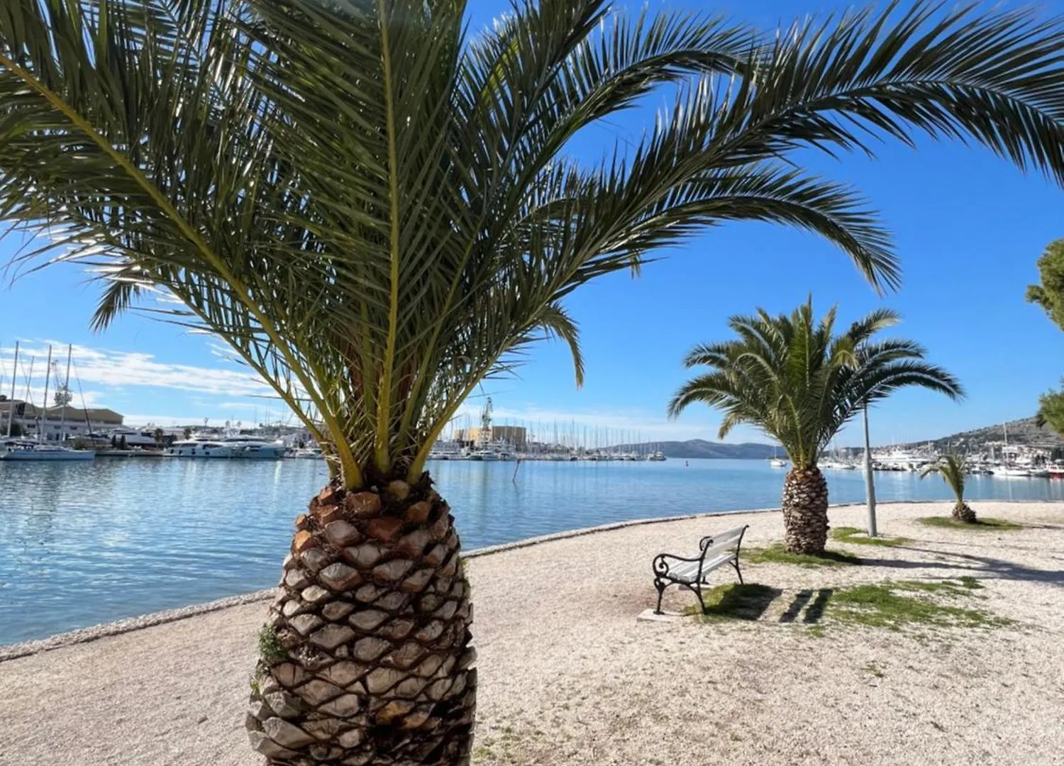 Big Beachfront Apartment Smokvica In Trogir